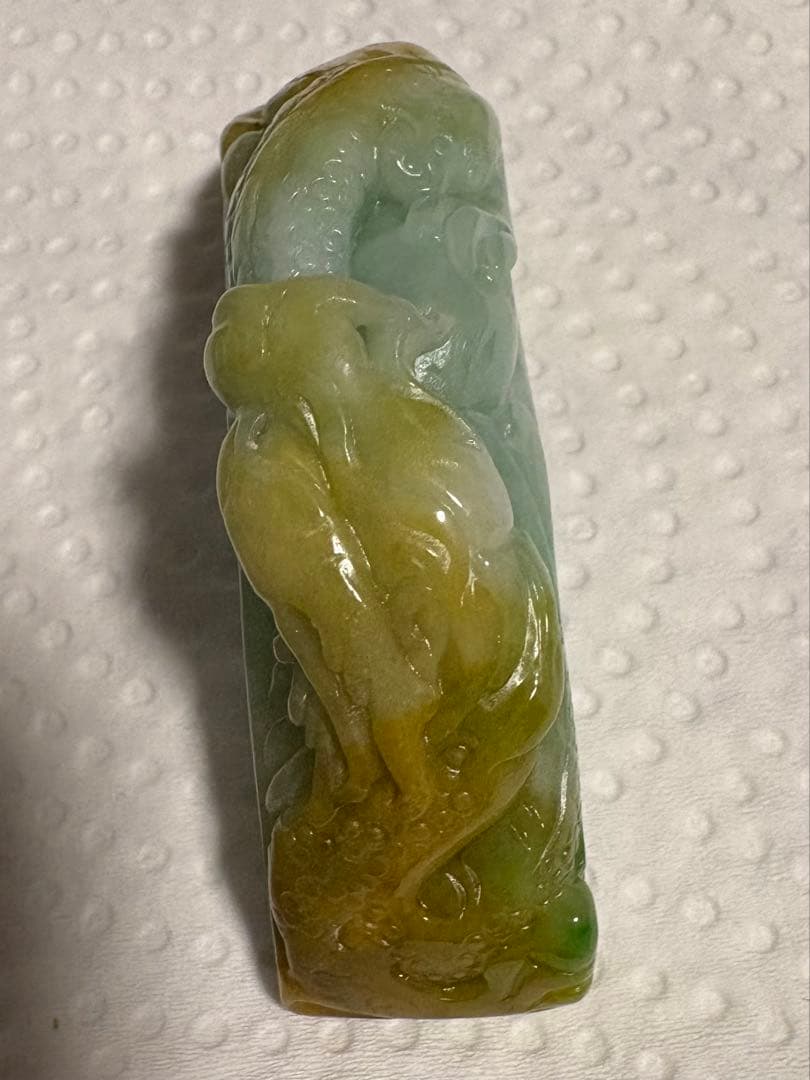 天然翡翠保証　鑑定書付き 約8cm 手彫り一点物