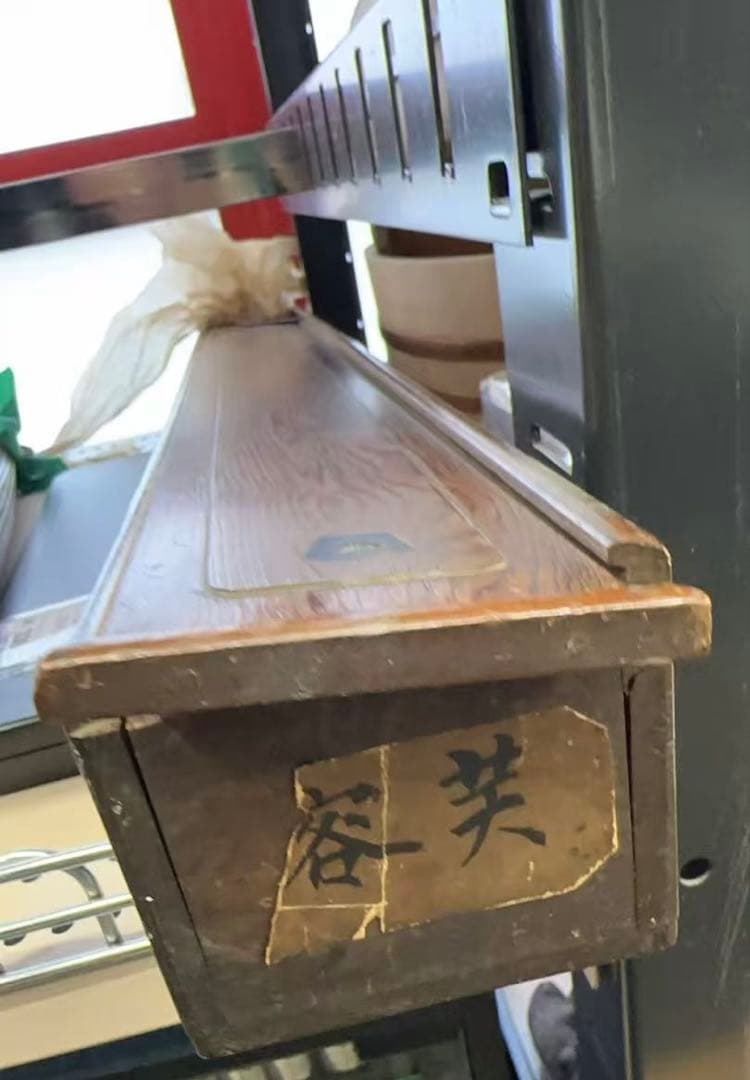 伝統的な日本の掛軸「桜を触る美人図」絹本 肉筆 共箱付き 掛け軸