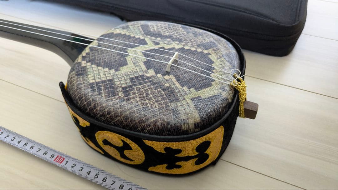 三線本体 ヘビ革模様 ケース付き