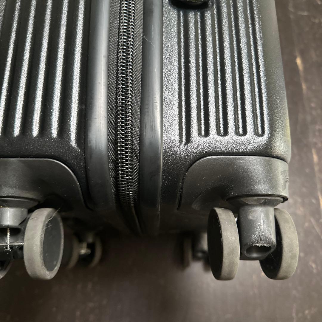 「innovator」黒TSAロック 中型キャリーケース