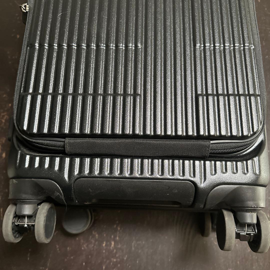 「innovator」黒TSAロック 中型キャリーケース