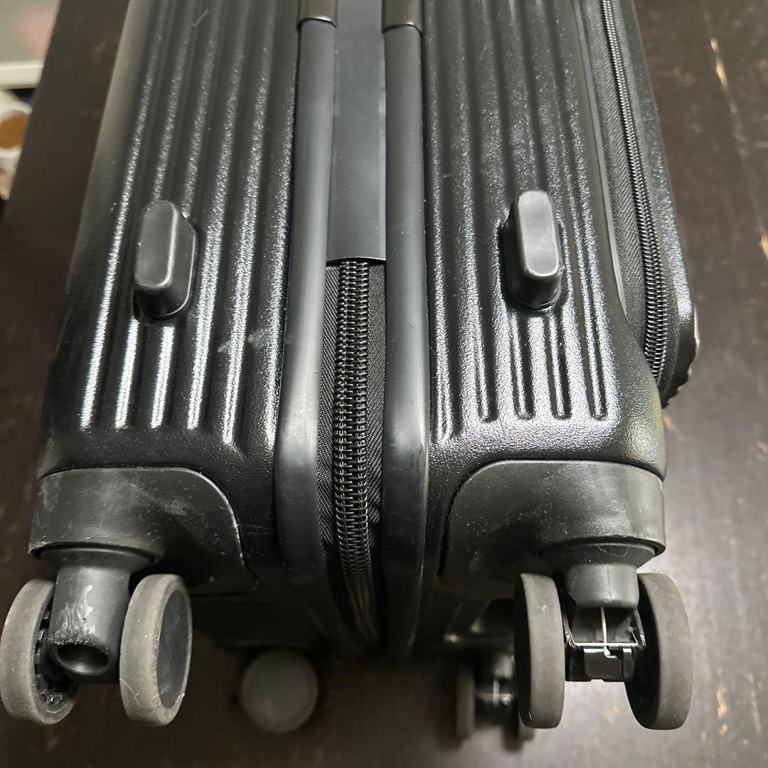 「innovator」黒TSAロック 中型キャリーケース