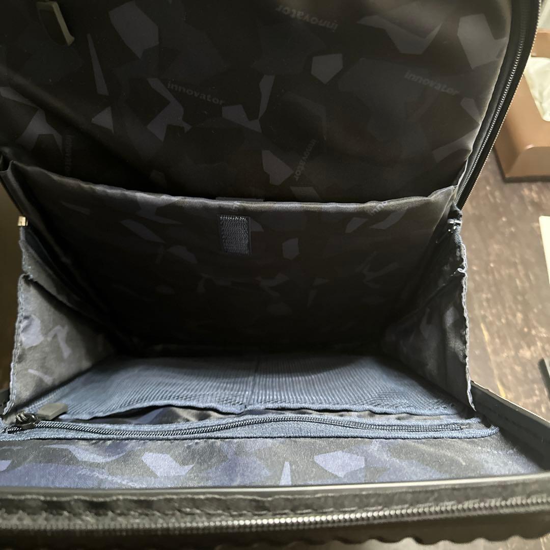 「innovator」黒TSAロック 中型キャリーケース