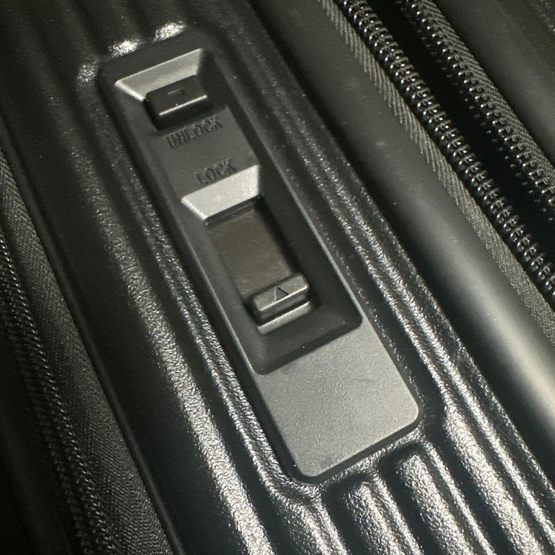 「innovator」黒TSAロック 中型キャリーケース