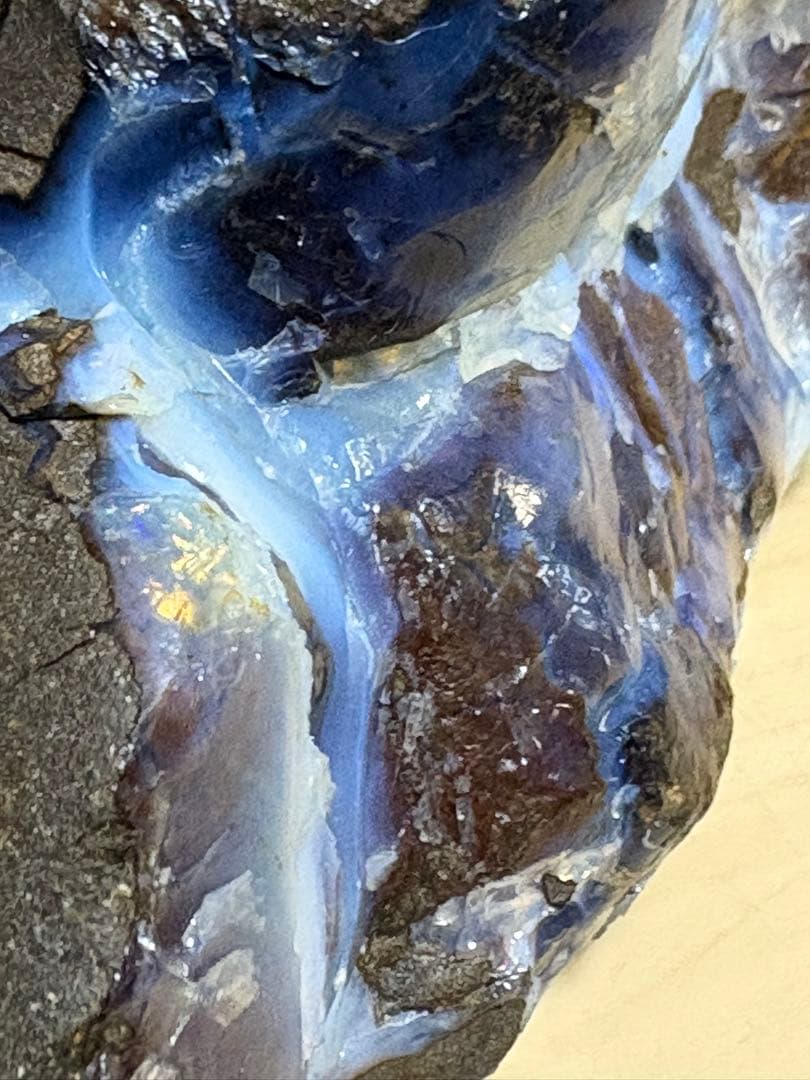 オーストラリア産　大きなボルダーオパール原石　約1976g パワーストーン置物