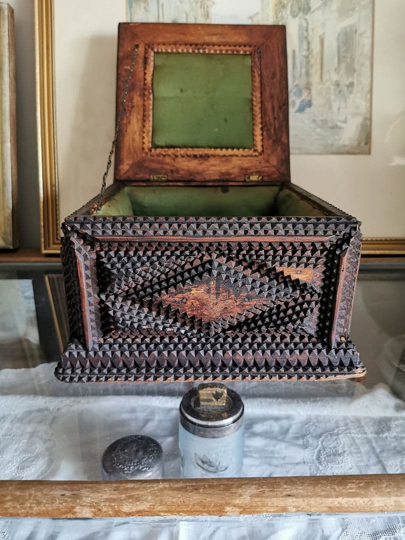 アンティーク 木製彫刻装飾トランプアート 蓋付き裁縫ボックス 内装総グリーン布張