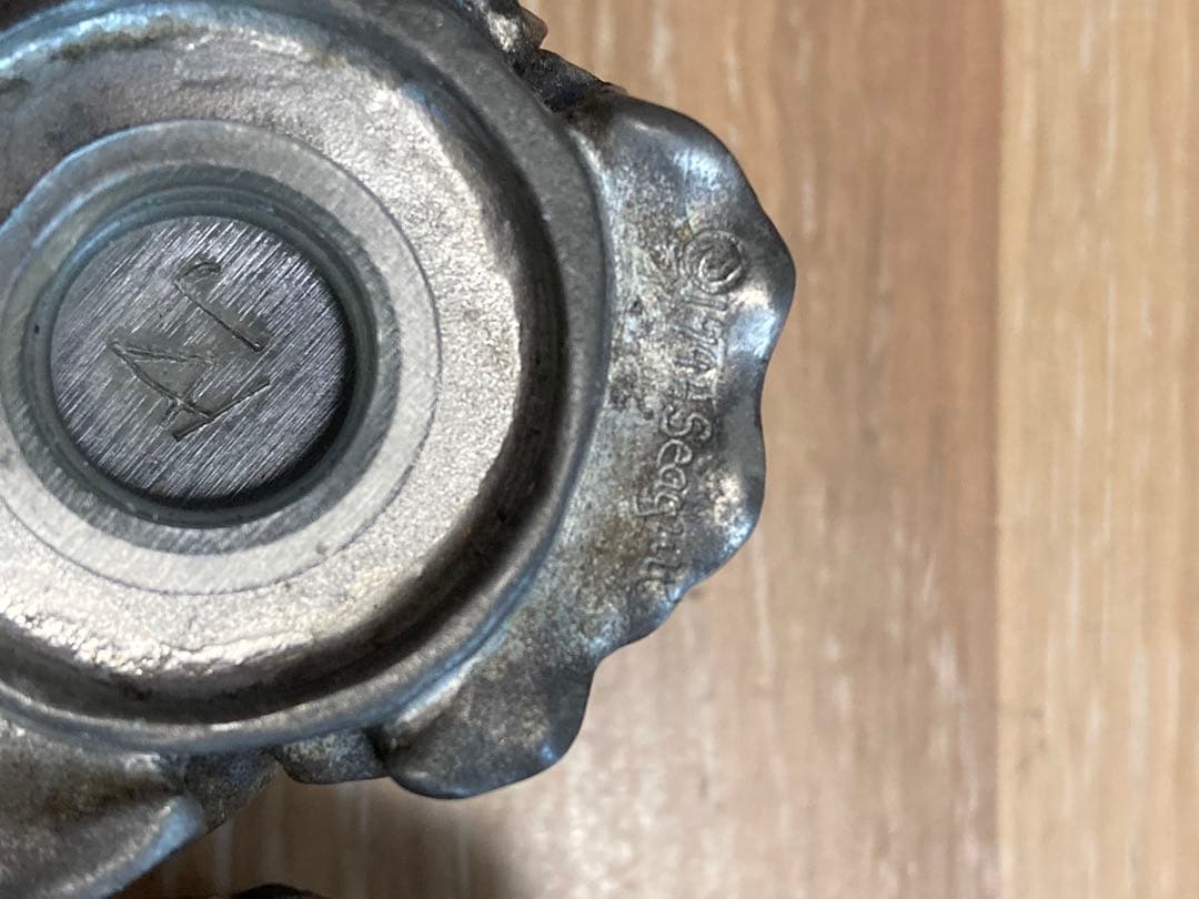 金属製 花形？　アンティーク雑貨 約185g