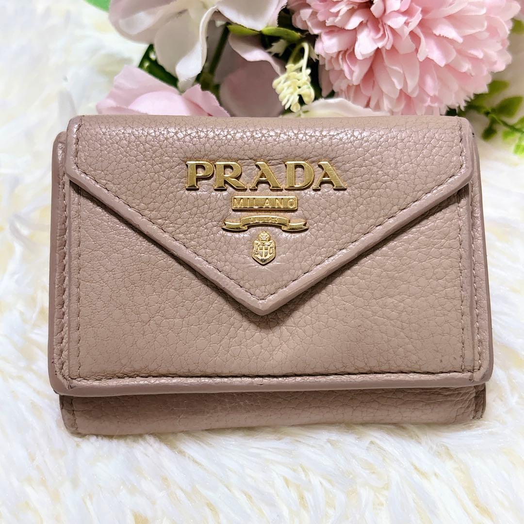 プラダ 三つ折り財布 レター型 シボ革 ロゴ金具 ミニ コンパクト