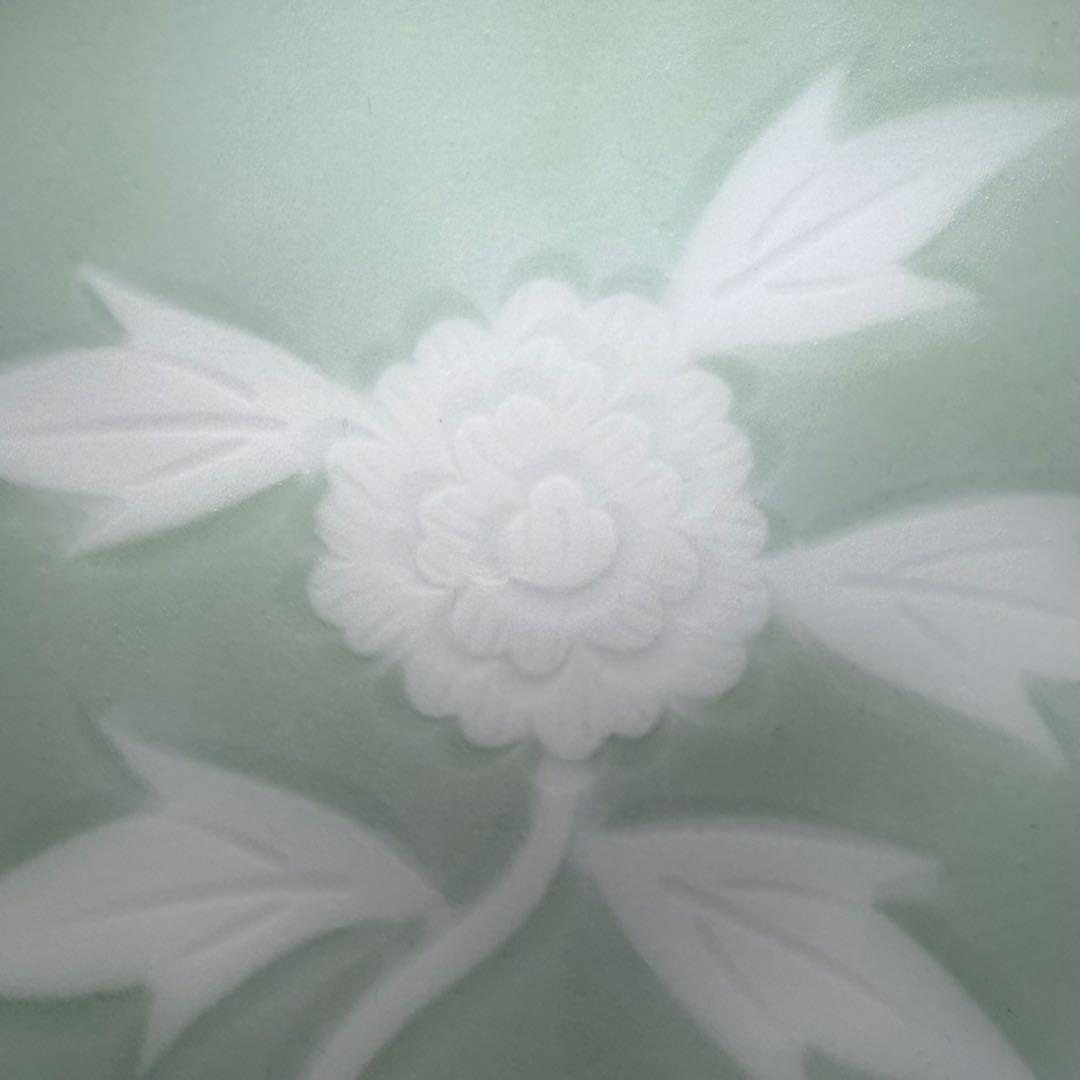 人間国宝　井上萬二　作　青白磁牡丹彫文　皿　高級ライン　直径16.8cm