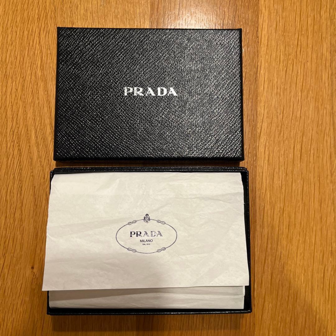 PRADA ブラックレザー 二つ折り財布
