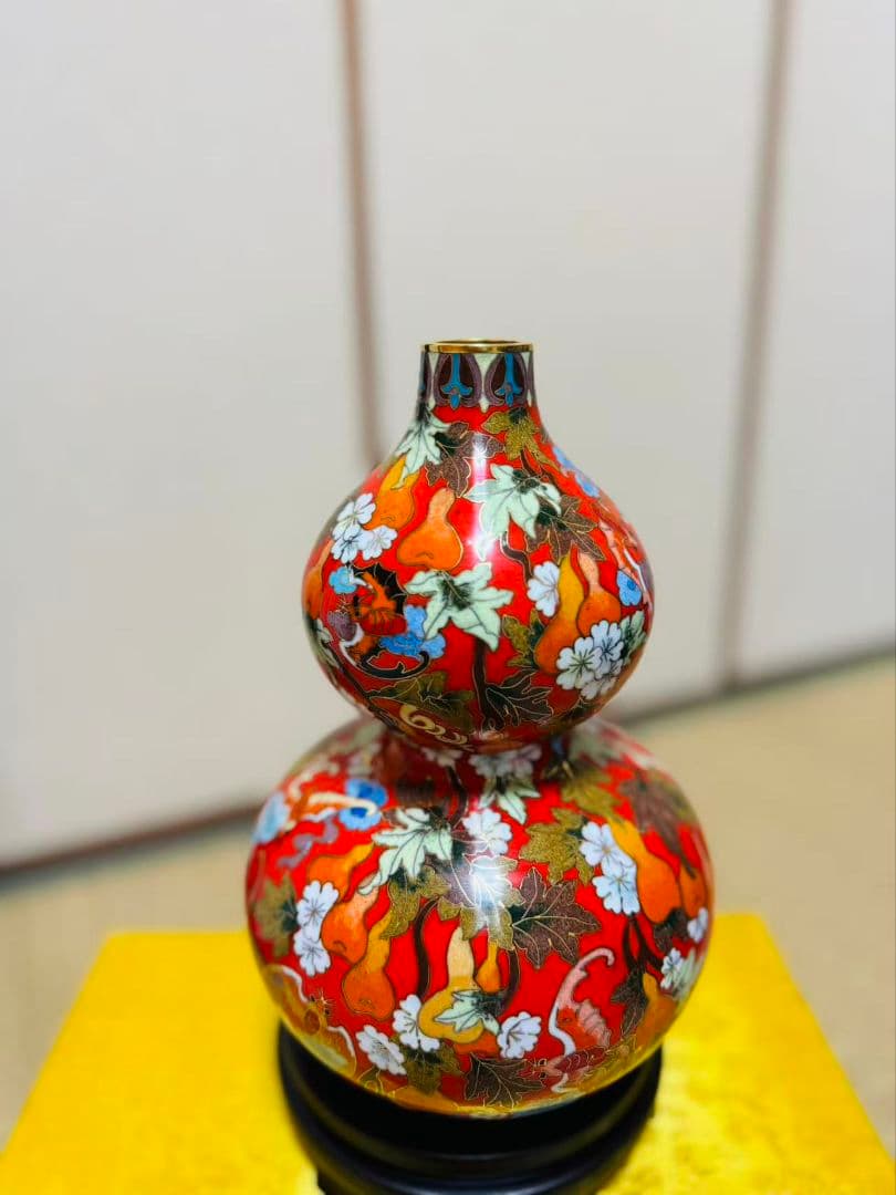 赤地の花柄陶器装飾品