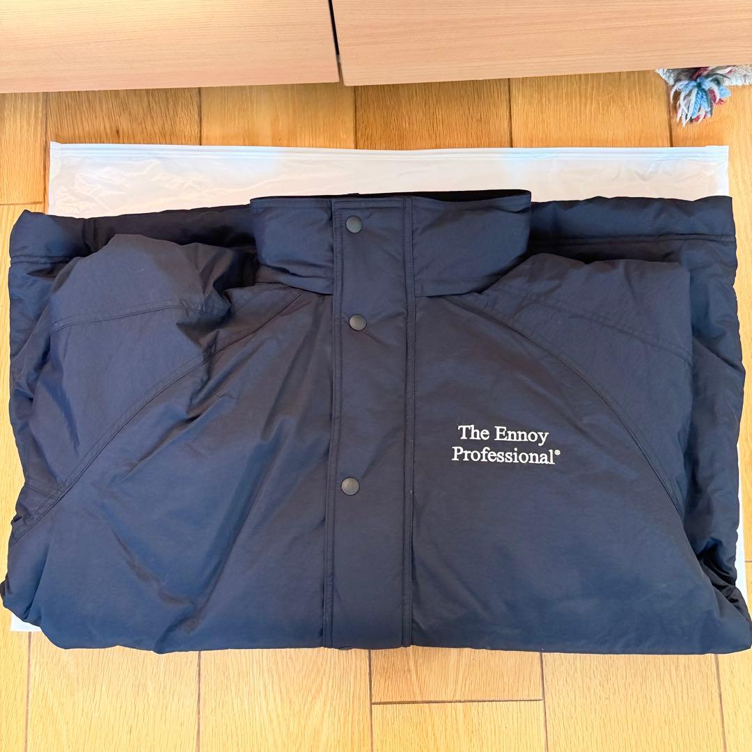 PADDED NYLON BENCH COAT ブラック/ホワイト ennoy