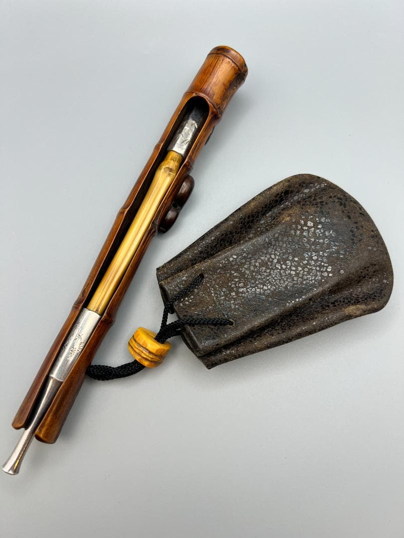 明治時代　竹製キセル入れ　在銘　紫檀製瓢箪高肉　蝸牛萌絵　骨製根〆　純銀製キセル
