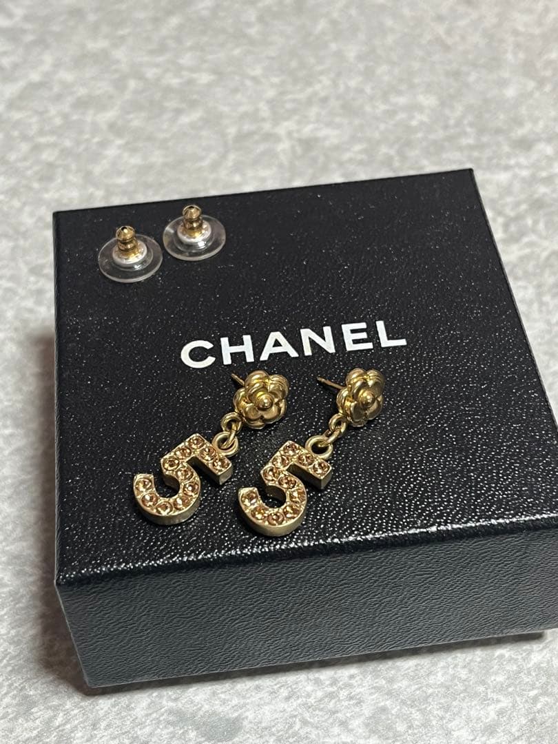 CHANEL カメリアとNo.5xラインストーンのシャネルピアス
