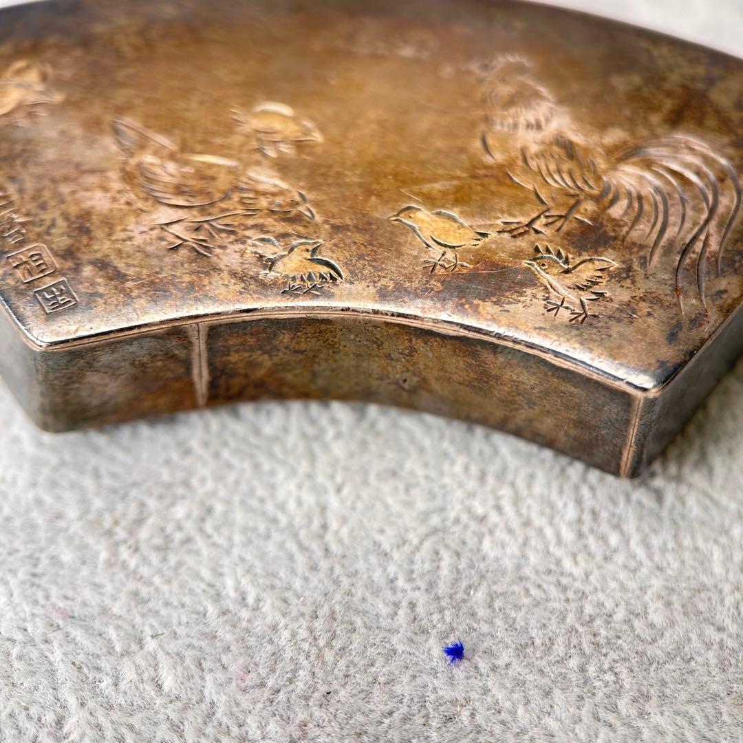 A扇形の小物入れ 鶏の彫刻 銀色 金属製 レトロ 雰囲気 約47.8g