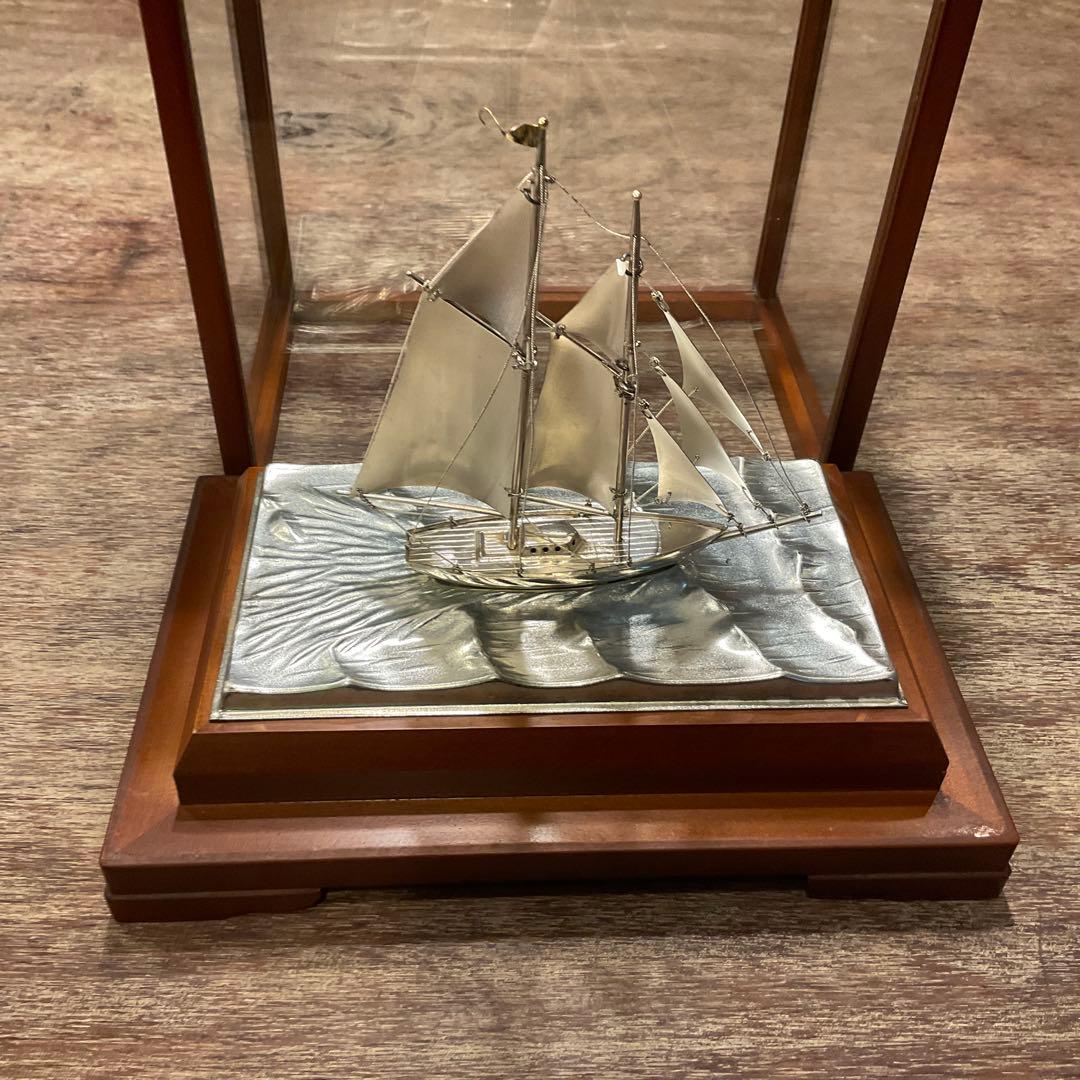 銀製(純銀刻印)帆船 置物 台付 ヨット シルバー 金属工芸 ガラスケース