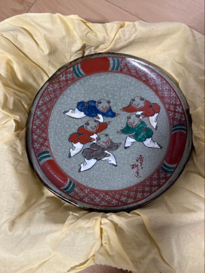 伝統工芸品である渋草焼（しぶくさやき）の「赤絵赤玉唐子図飾皿」木箱付き