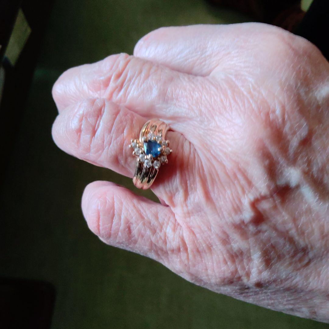 n*c様 エレガントなゴールドリング サファイア付き台は裏に刻印有りますが小さく