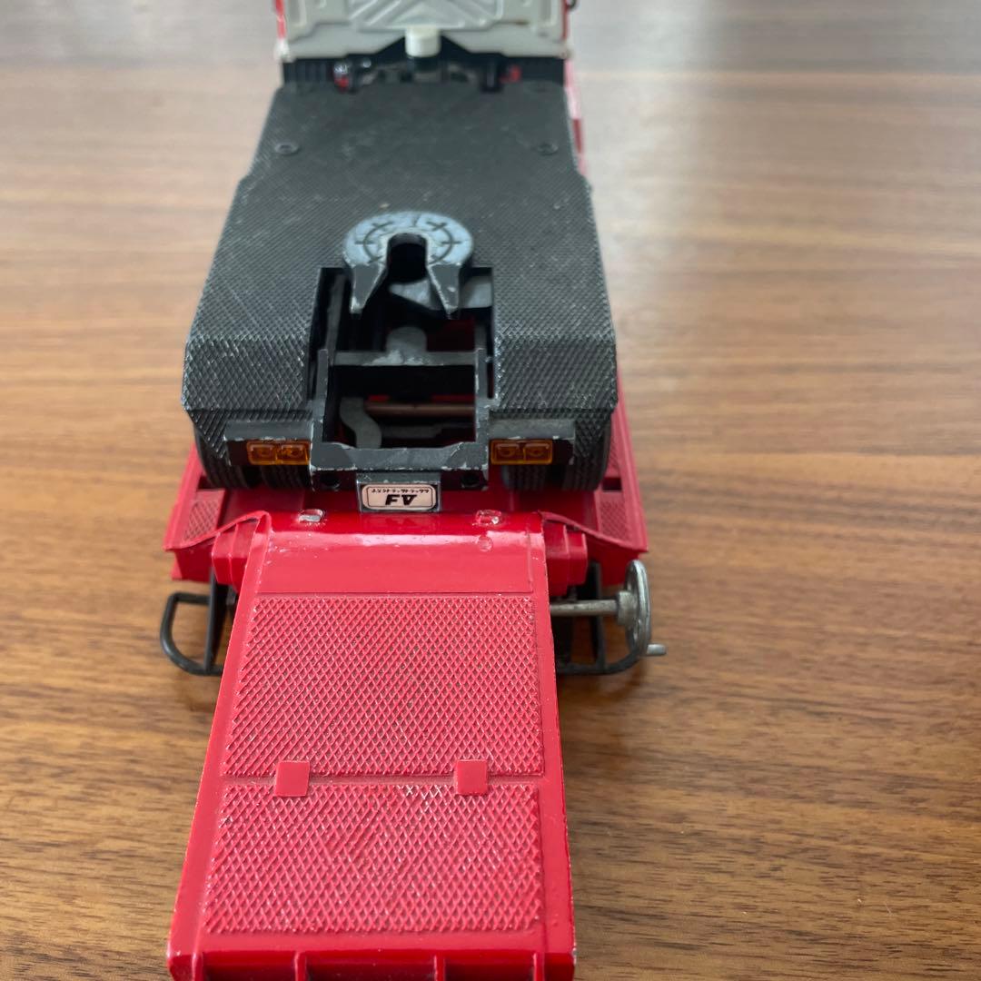 トミカ 赤と白 トレーラー 6ホイール