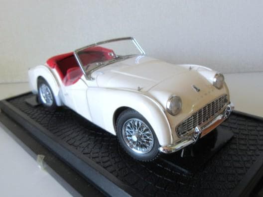 特価 京商 (1/18) トライアンフ TR3A