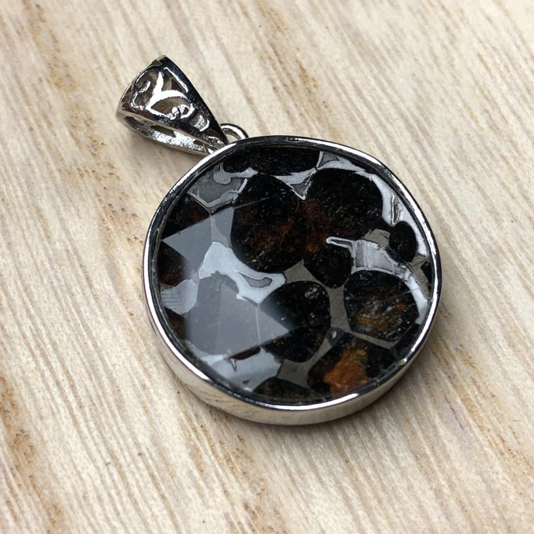 パラサイト隕石　アルタイ隕石 ペンダントトップ　隕石　 重さ約23ｇ　共箱