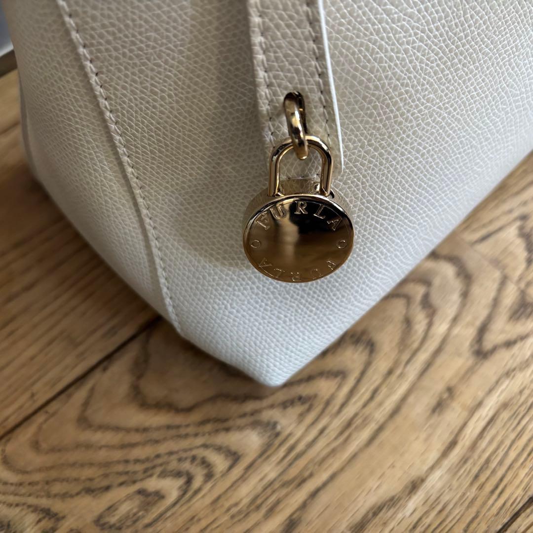 よっぴたん 　FURLA フルラ　パイパー　白　ホワイト　ショルダーバッグ