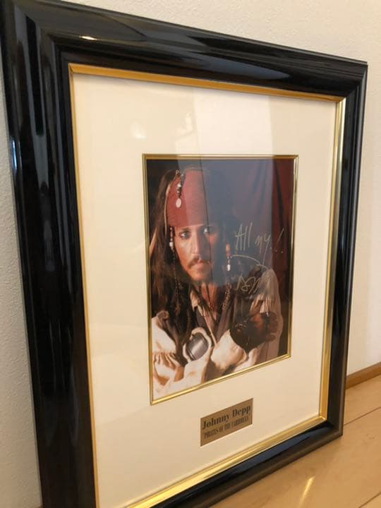 ジョニー・デップ　直筆サイン　写真〔パイレーツ・オブ・カリビアン〕