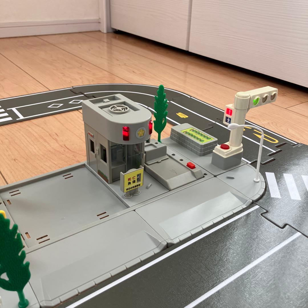トミカタウン 洗車場 交番 駐車場 信号機×2 歩道橋 つながる道路