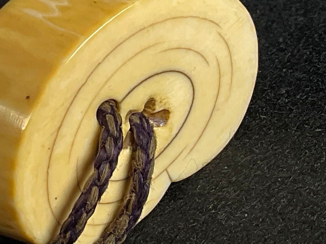 根付　提げ物　水鳥の図　トンボ玉緒締　饅頭根付