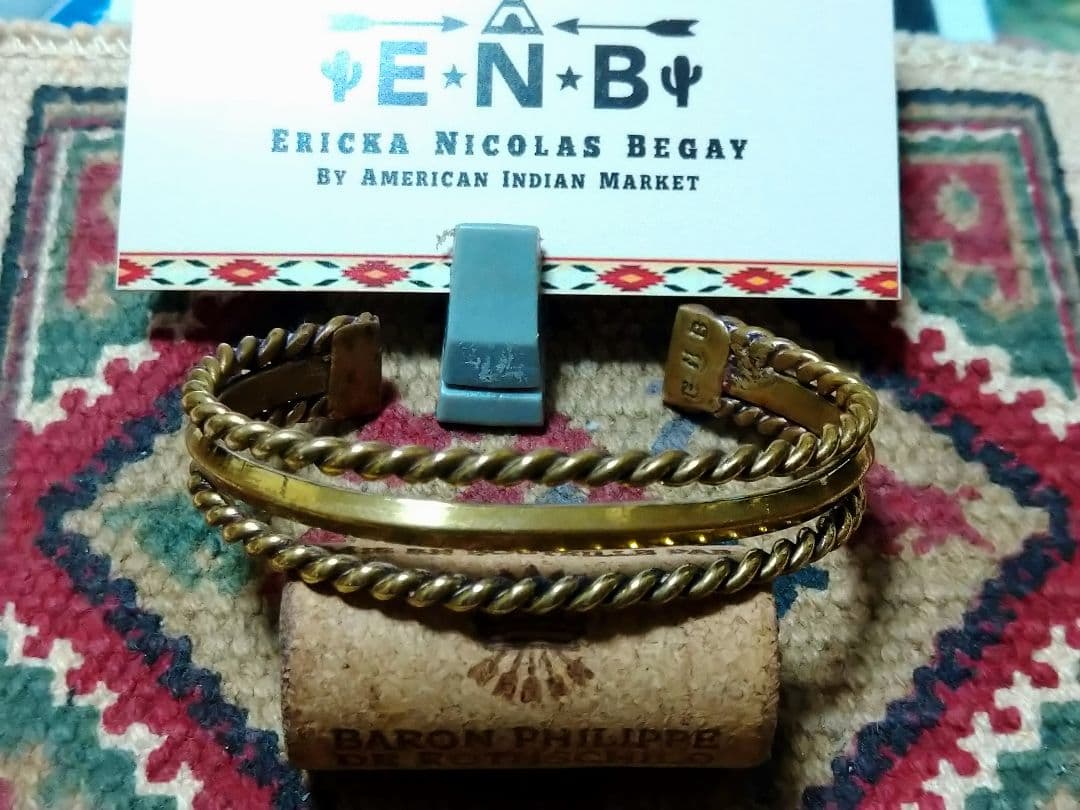 エリッカニコラスビゲイ　真鍮ツイストデザインバングル