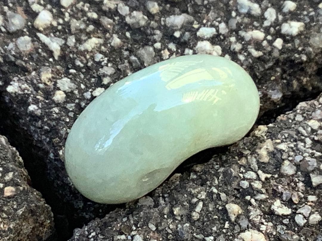 ✳ガラス質のアイスジェイド氷　糸魚川翡翠勾玉　極上高品質‼️ 鑑別書付の希少品を
