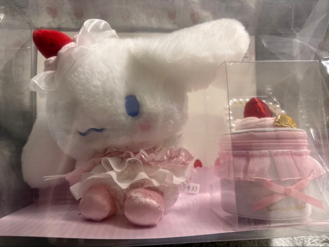 値下げしました新品 サンリオ シナモロール いちごホイップケーキ ぬいぐるみ＆ア