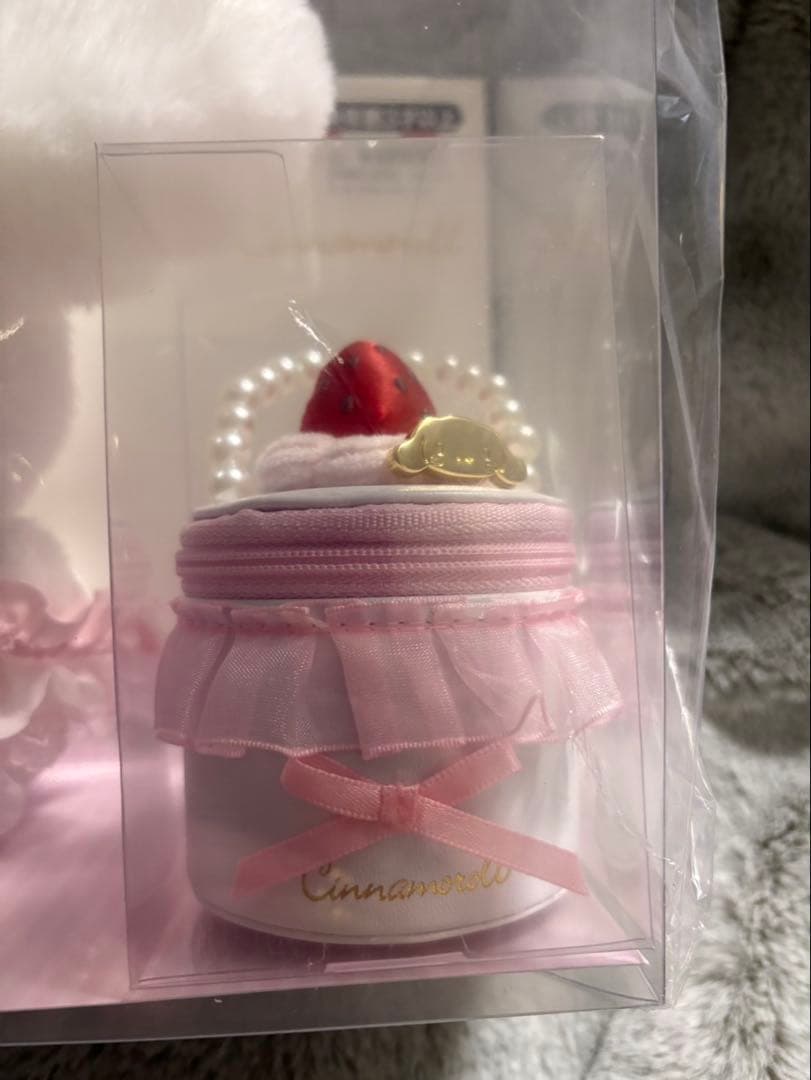 値下げしました新品 サンリオ シナモロール いちごホイップケーキ ぬいぐるみ＆ア
