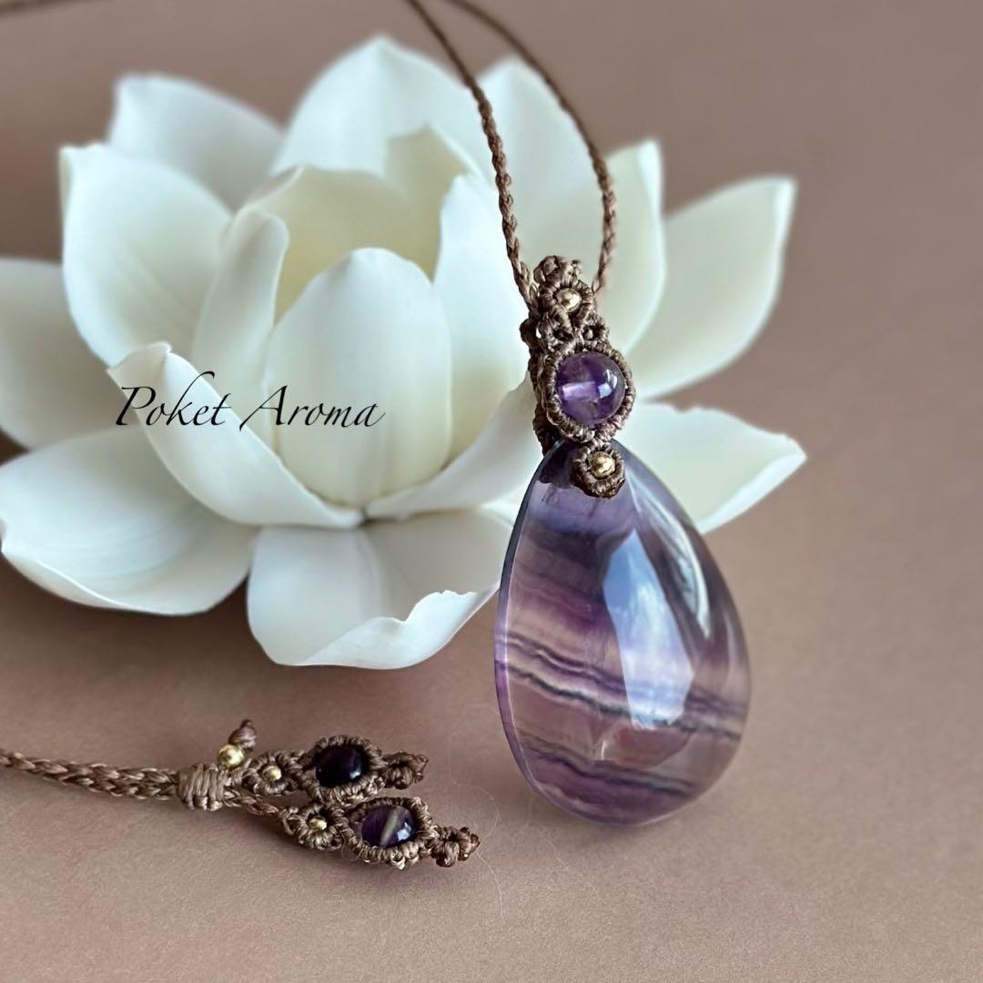 『天秘糸』大きなパープルフローライトとファントムアメジストのマクラメネックレス