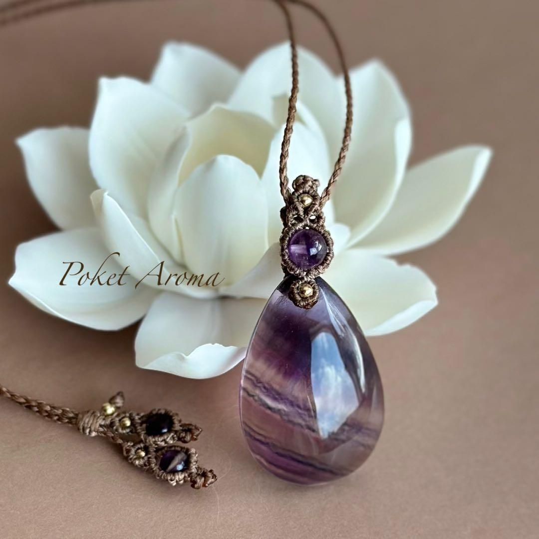 『天秘糸』大きなパープルフローライトとファントムアメジストのマクラメネックレス
