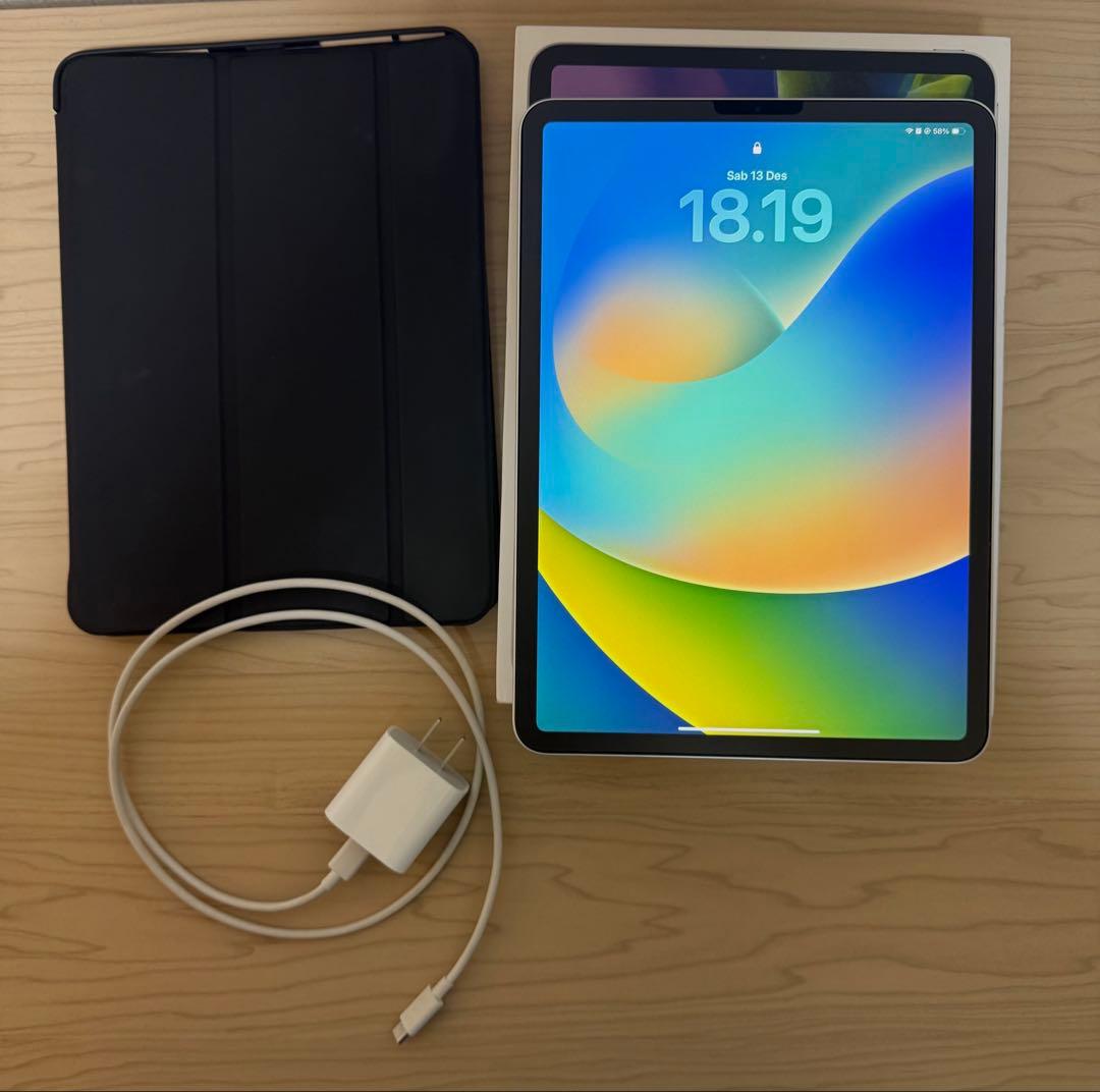 Apple iPad 11インチ シルバー 本体と充電器、カバー付き