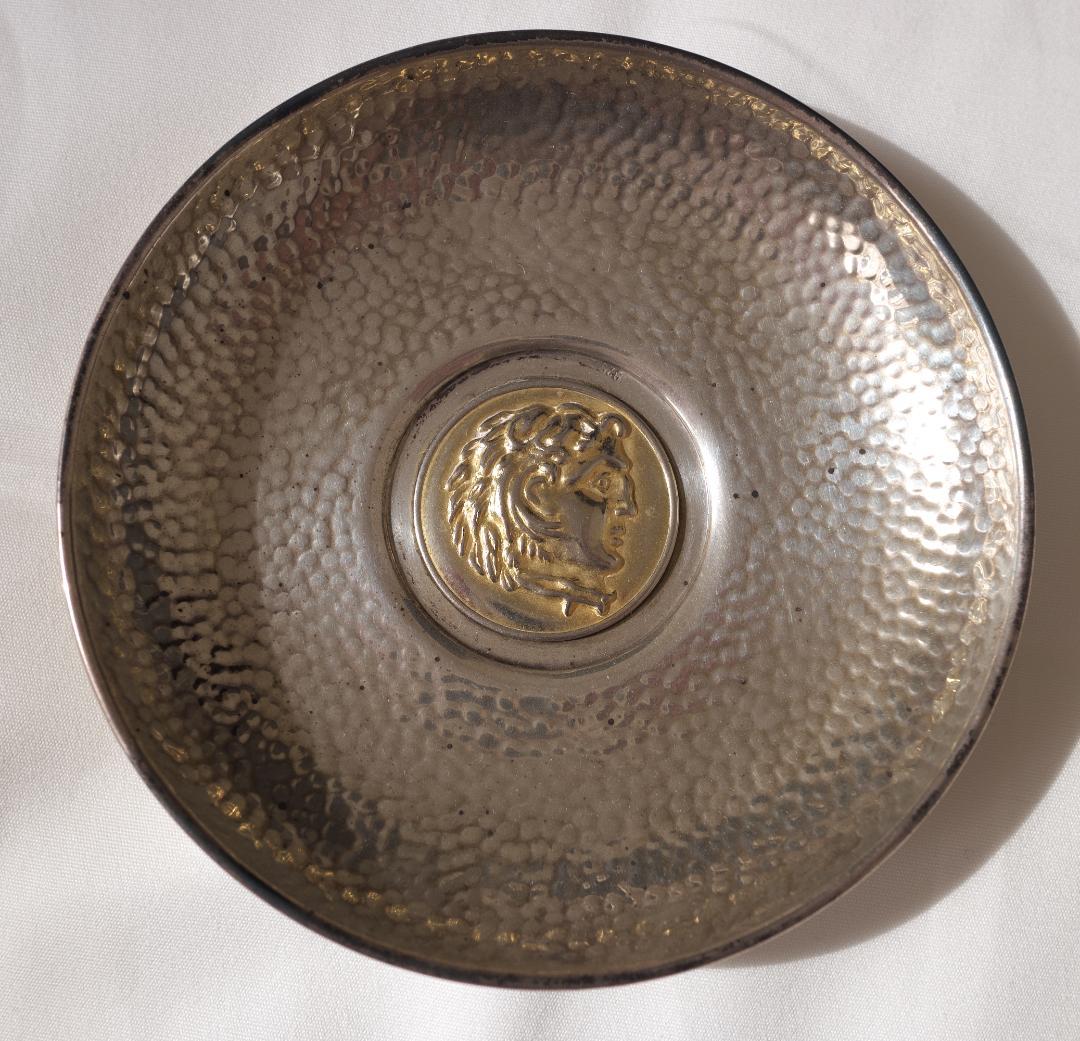 アレクサンダー大王のレリーフの入った銀の皿