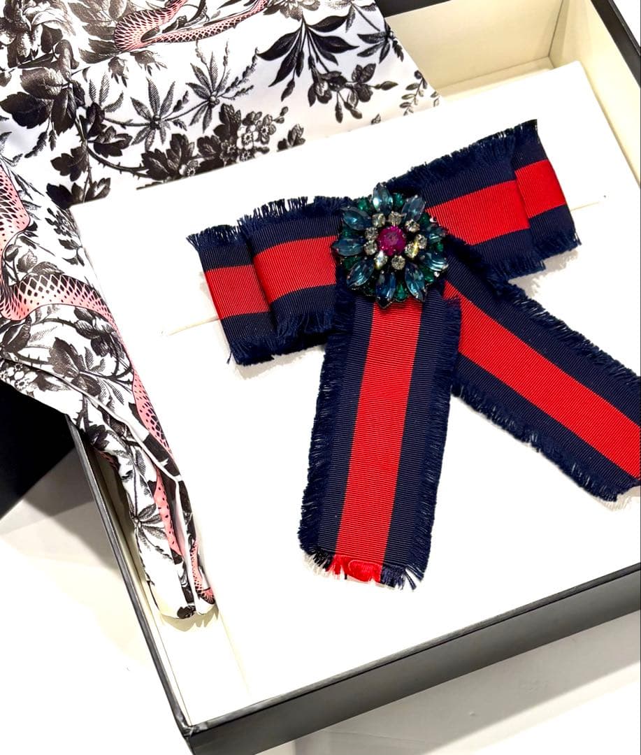 グッチ☆リボンブローチ　シェリーリボン✖️ラインストーン　蜂　ロゴ　リボンタイ