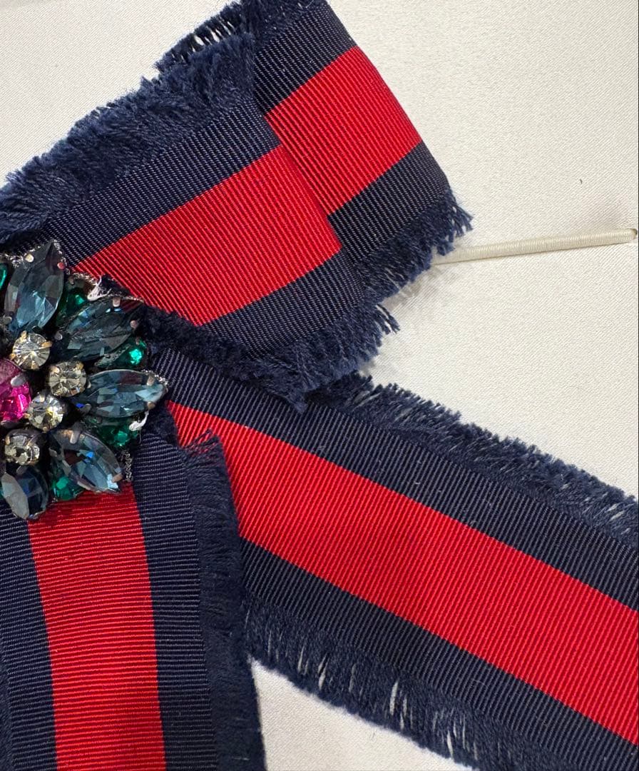 グッチ☆リボンブローチ　シェリーリボン✖️ラインストーン　蜂　ロゴ　リボンタイ