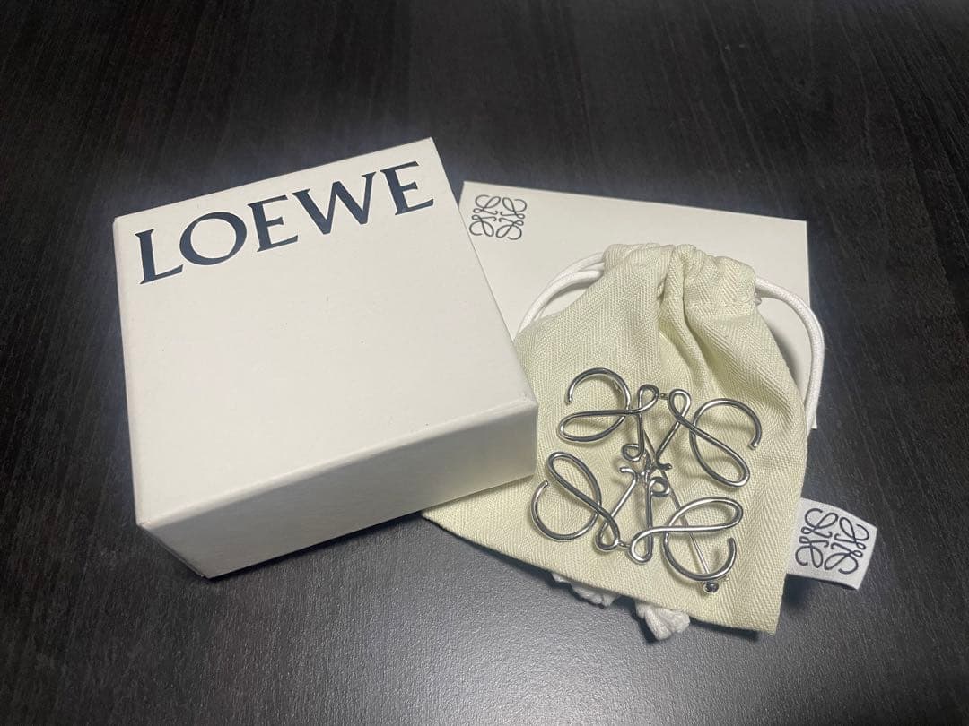 LOEWE アナグラム ブローチ シルバー