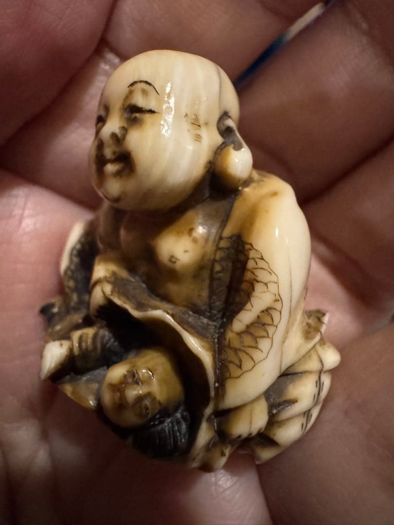 古根付『布袋と唐子』銘・天山 細密彫刻 縁起物 提物