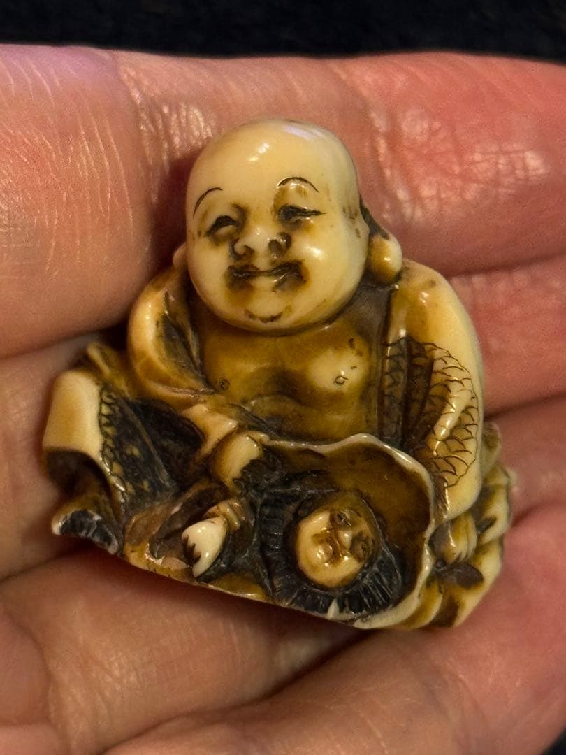 古根付『布袋と唐子』銘・天山 細密彫刻 縁起物 提物