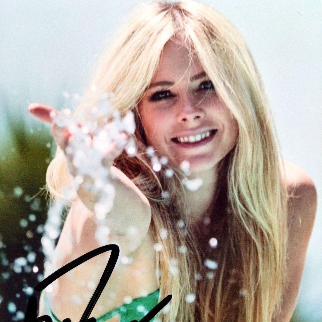 セール中…アヴリル・ラヴィーン直筆サイン入り2Lサイズ写真‥