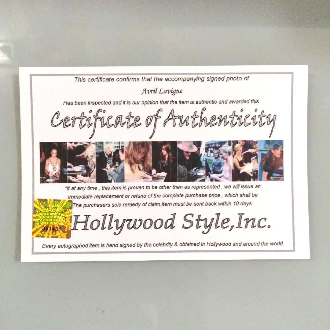 セール中…アヴリル・ラヴィーン直筆サイン入り2Lサイズ写真‥