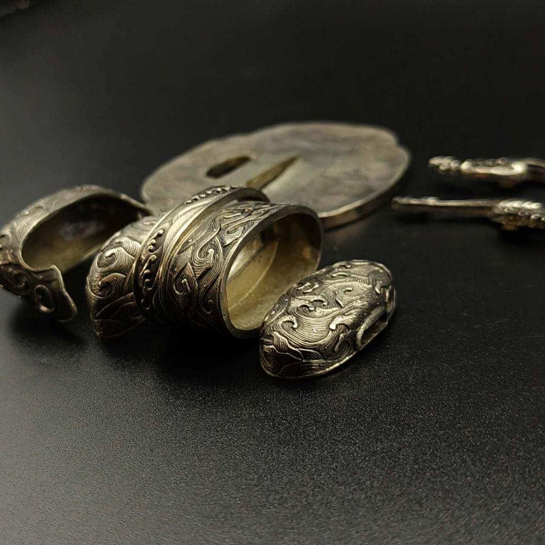 刀鍔　海波の図　縁頭　目貫　鐺　栗形　柄鞘一式金具　銅製　日本刀装具　刀剣美術