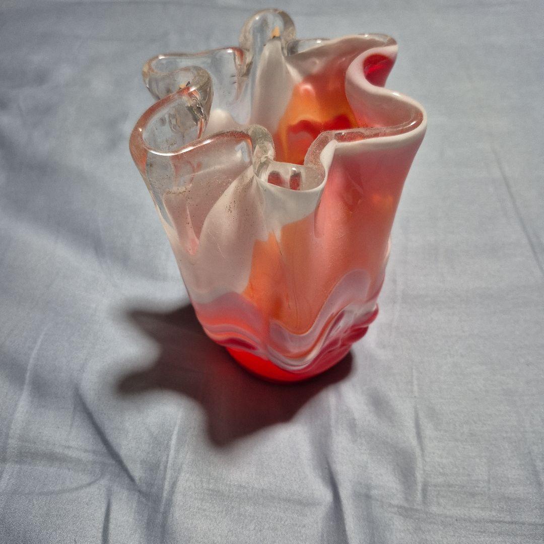 波状フリルデザイン ガラス花瓶