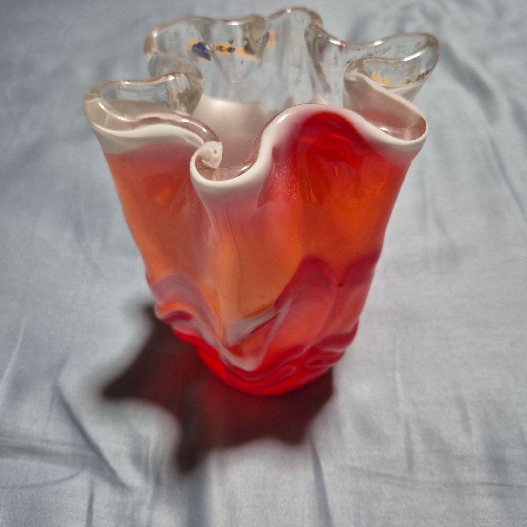 波状フリルデザイン ガラス花瓶