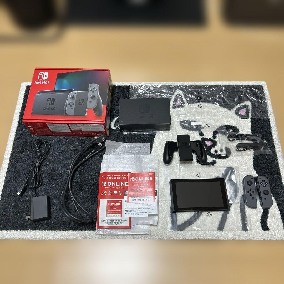 使用期間1年弱　Nintendo Switch 本体 付属品完備　初期化済み