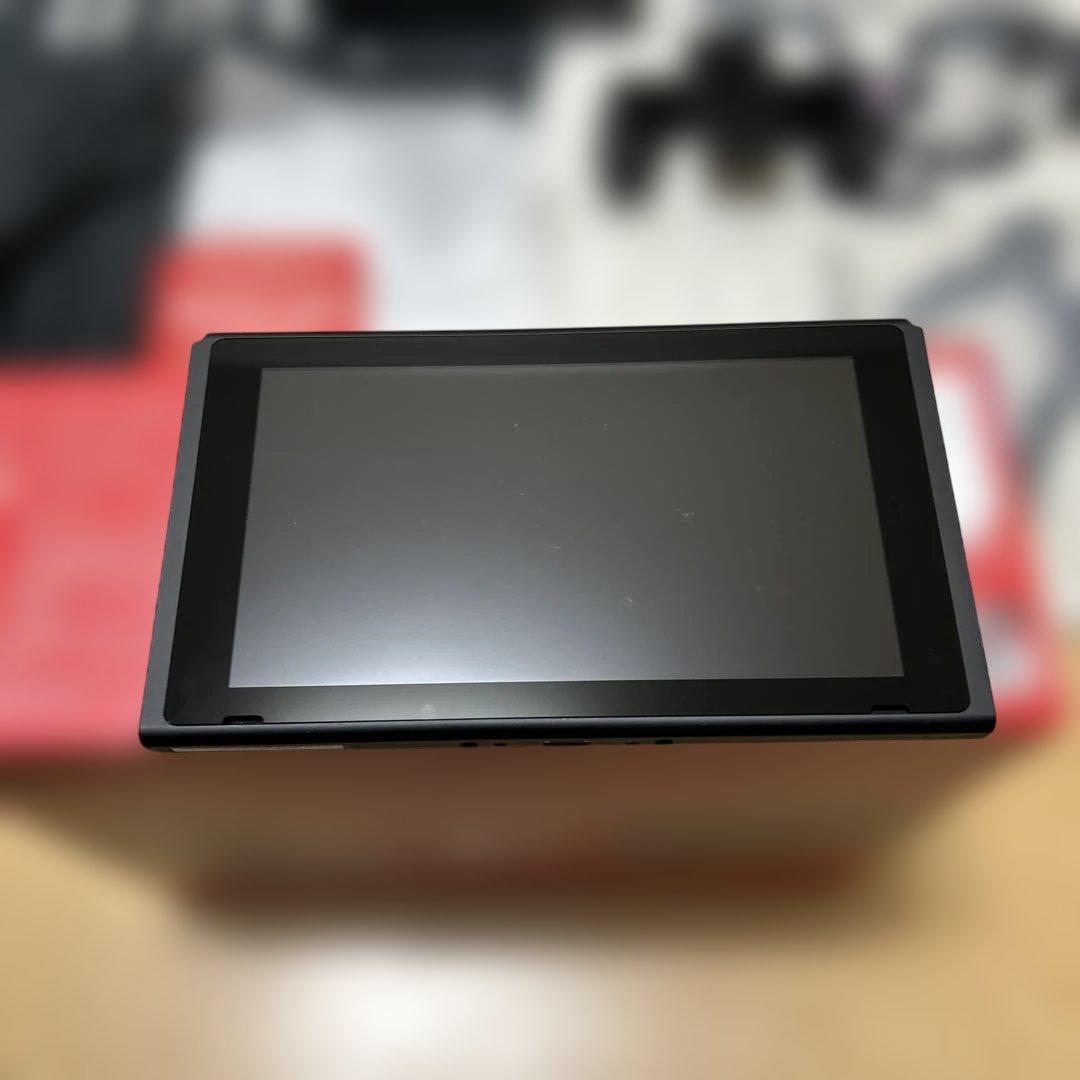 使用期間1年弱　Nintendo Switch 本体 付属品完備　初期化済み