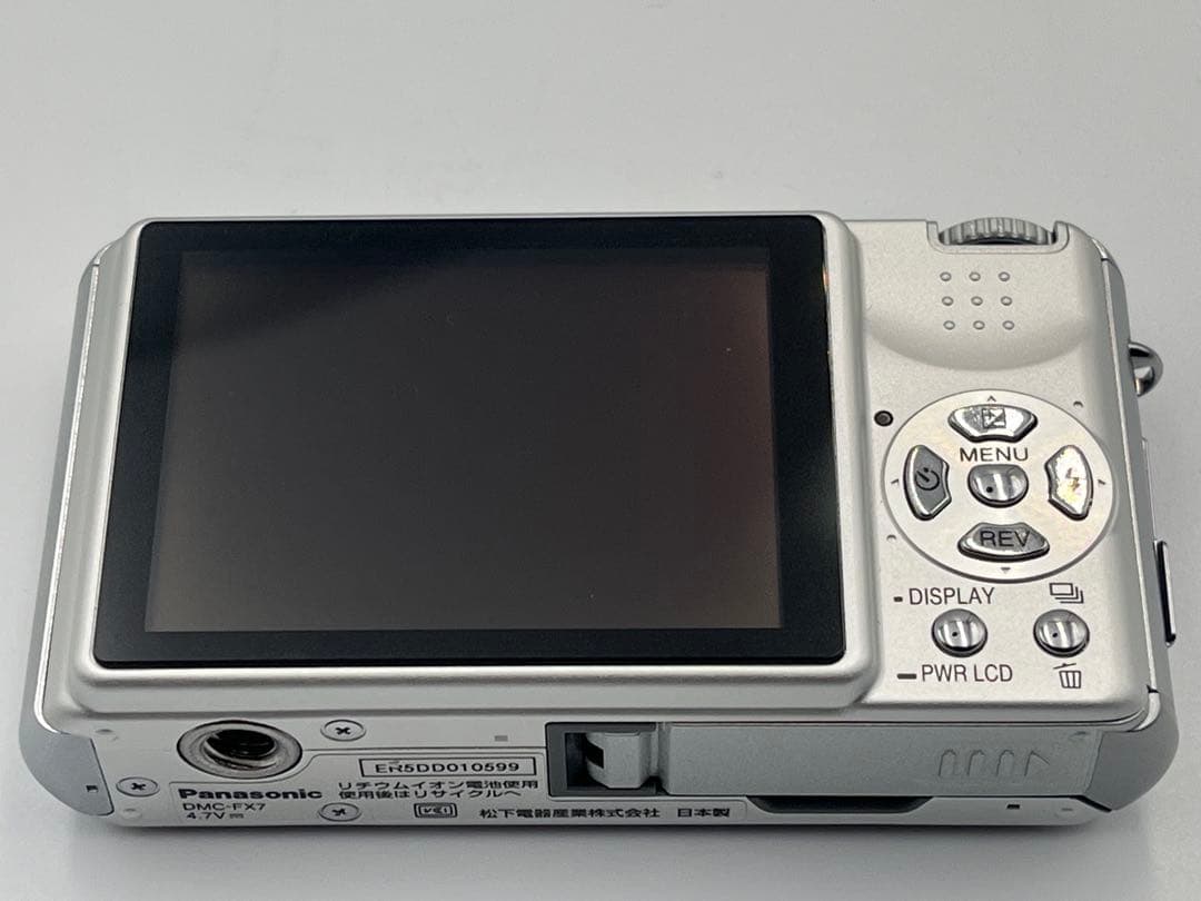 Panasonic デジタルカメラ LUMIX DMC-FX7 シルバー 本体